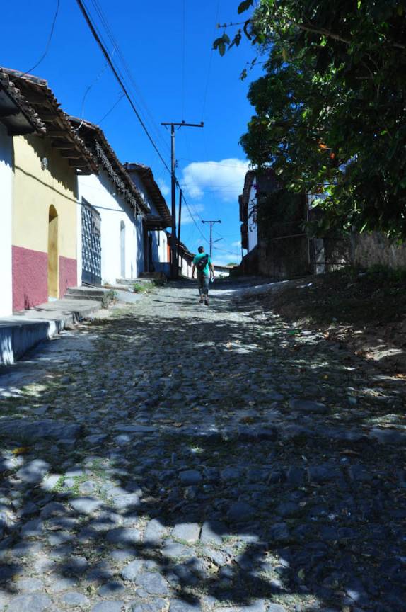 Caminhando pelas tranquilas ruas da charmosa Suchitoto, nas montanhas no norte de El Salvador